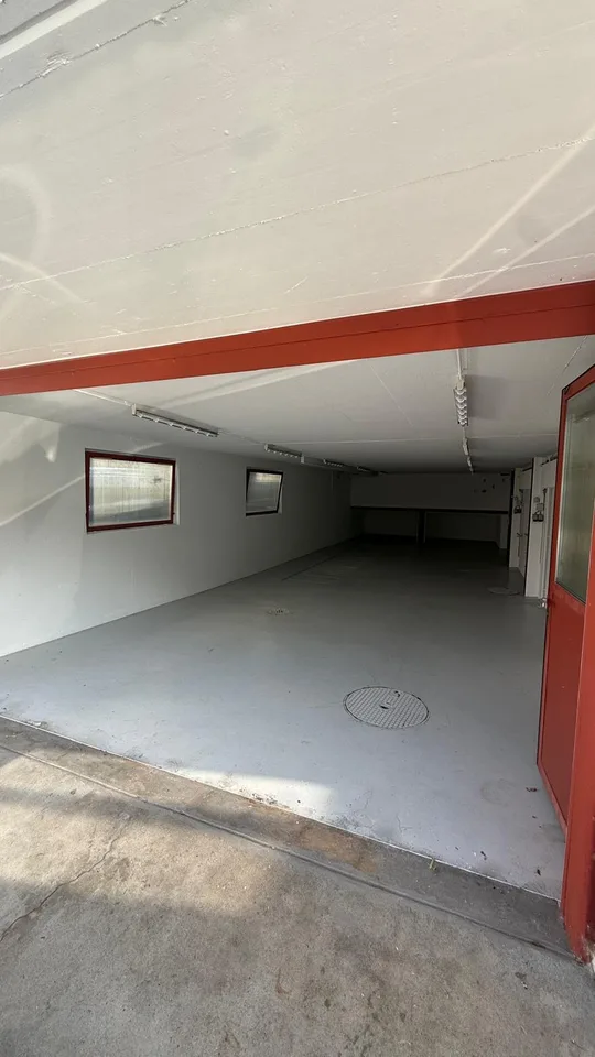 120m² di spazio di stoccaggio/commerciale luminoso con WC privato & accesso diretto