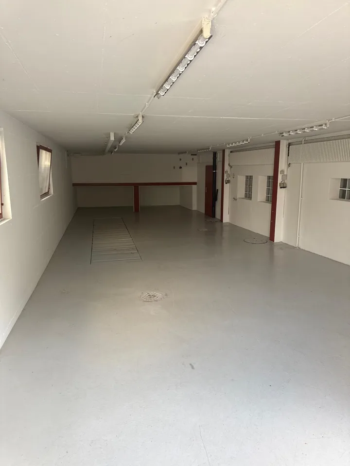 120m² di spazio di stoccaggio/commerciale luminoso con WC privato & accesso diretto