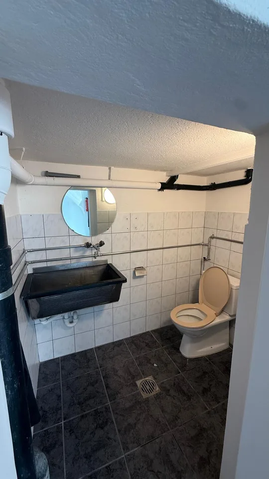 120m² di spazio di stoccaggio/commerciale luminoso con WC privato & accesso diretto
