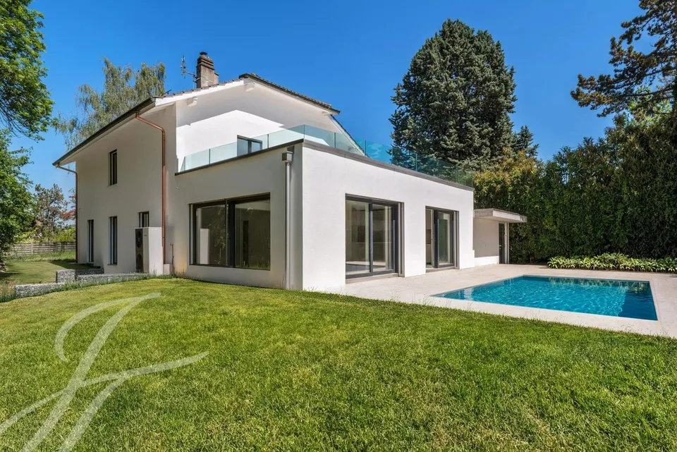 Ein paar Schritte vom Ufer des Sees entfernt: Renovierte Villa mit Swimmingpool