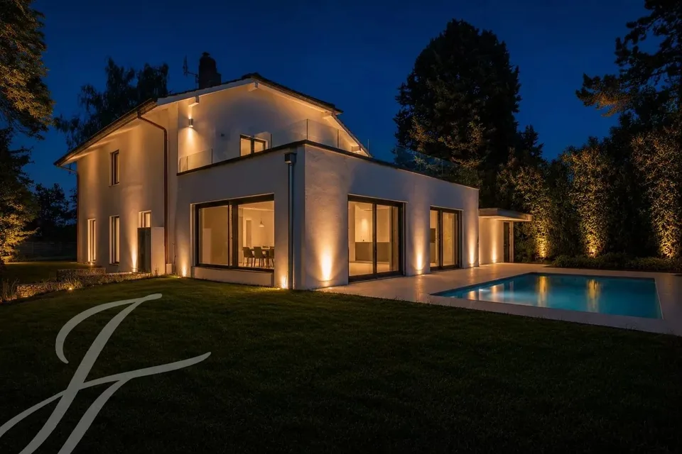 A few steps from the lake shore: Renovated villa with swimming pool
