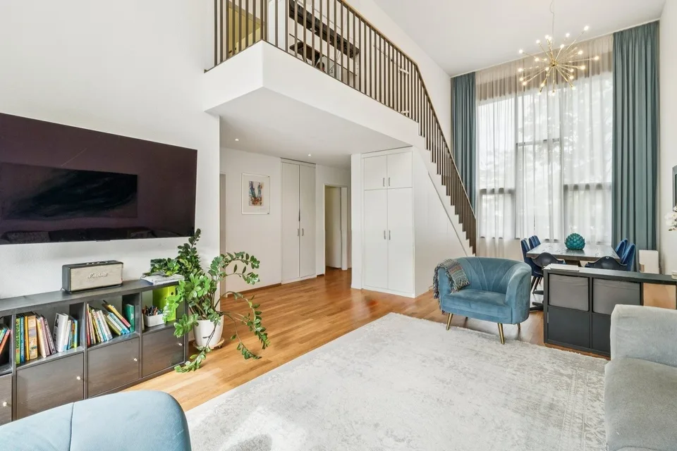 Vivere con carattere loft: maisonette luminosa con galleria