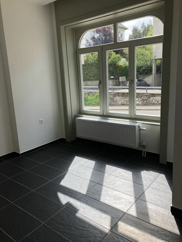 Espace de bureau ou commercial moderne au rez-de-chaussée avec de grandes vitrines !