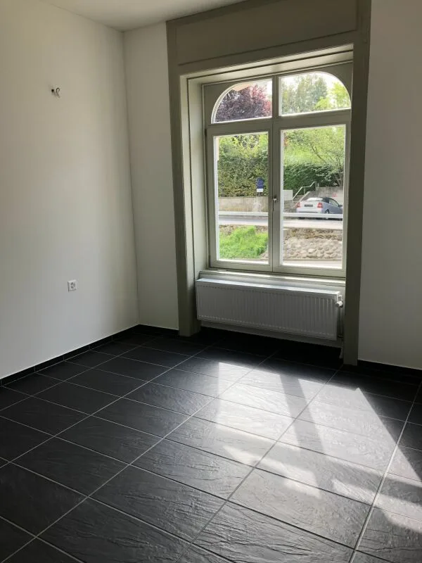 Espace de bureau ou commercial moderne au rez-de-chaussée avec de grandes vitrines !