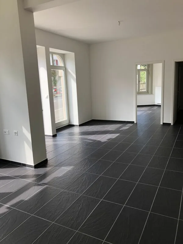 Modernes Büro- oder Ladenlokal im Erdgeschoss mit grossen Schaufenstern!