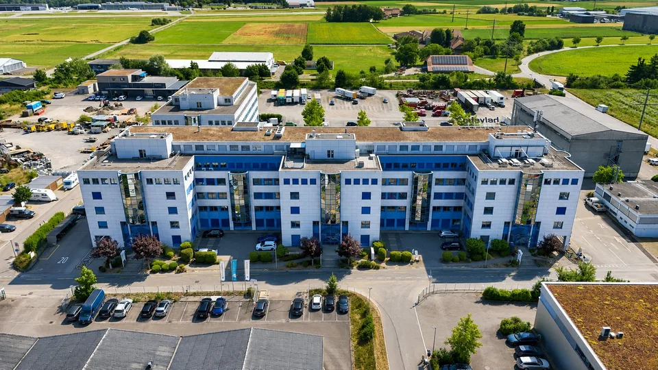 Espaces de pratique, de bureau et commerciaux – tout sous un même toit. À des conditions attractives.