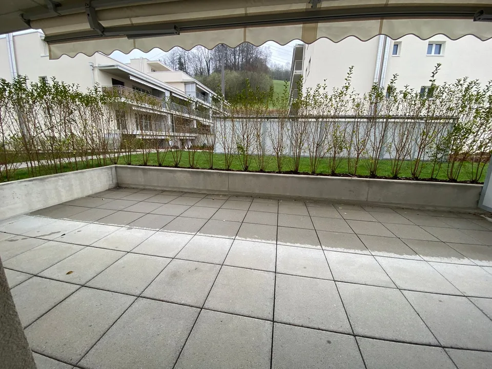 Moderne 3.5-Zimmer-Gartenwohnung mit 26 m² Sitzplatz