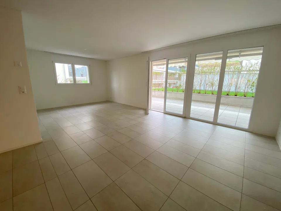Moderne 3.5-Zimmer-Gartenwohnung mit 26 m² Sitzplatz