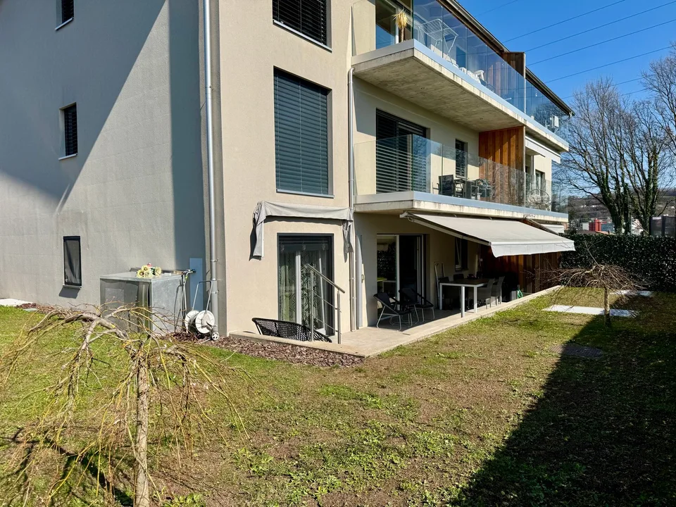 Moderno 4.5 locali con ampio giardino privato a Rancate