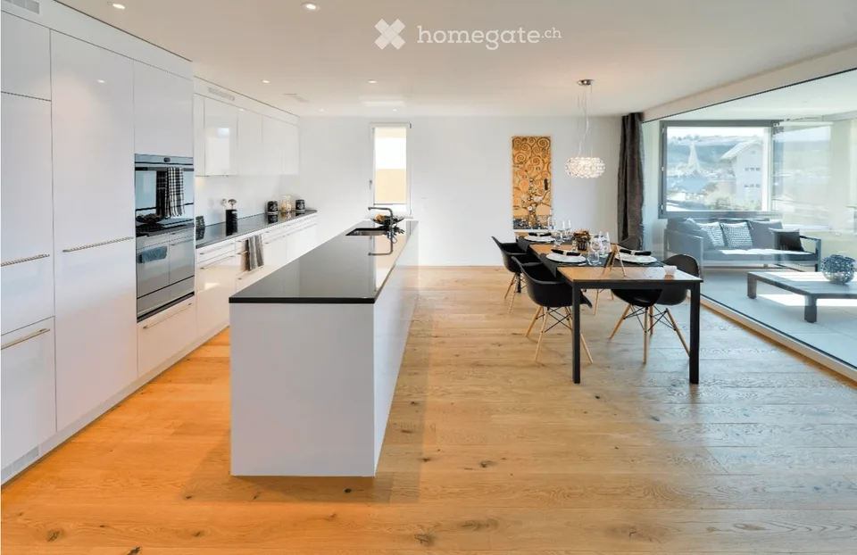 Helle 4.5-Zimmer-Wohnung mit Balkon und schöner Aussicht in Greppen