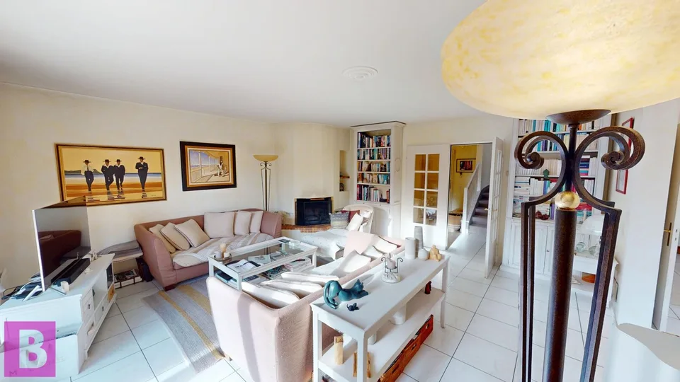 Lumineuse villa familiale avec jardin et double garage