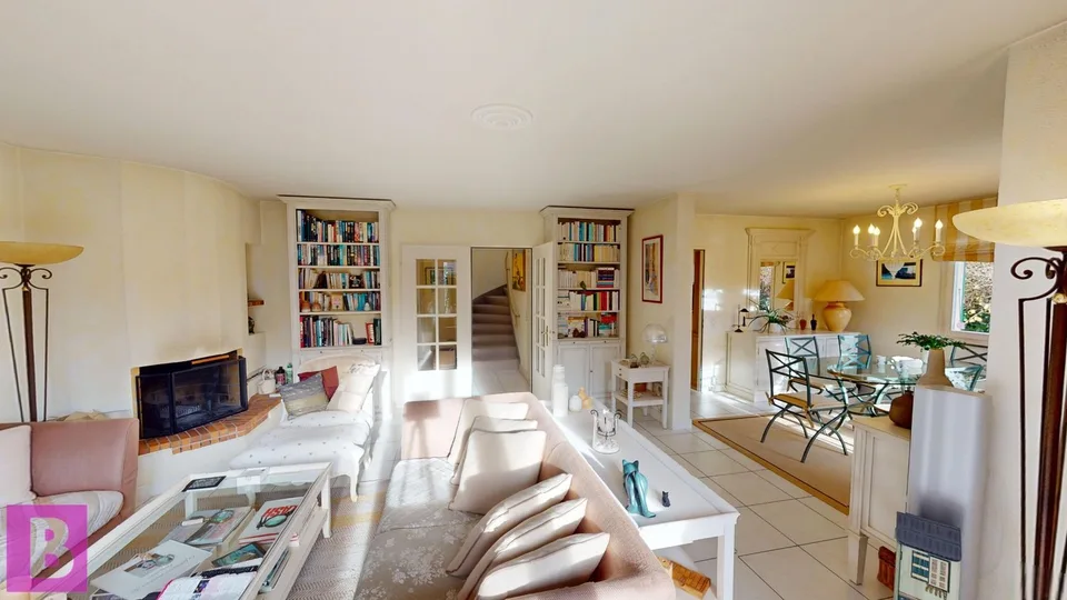 Lumineuse villa familiale avec jardin et double garage