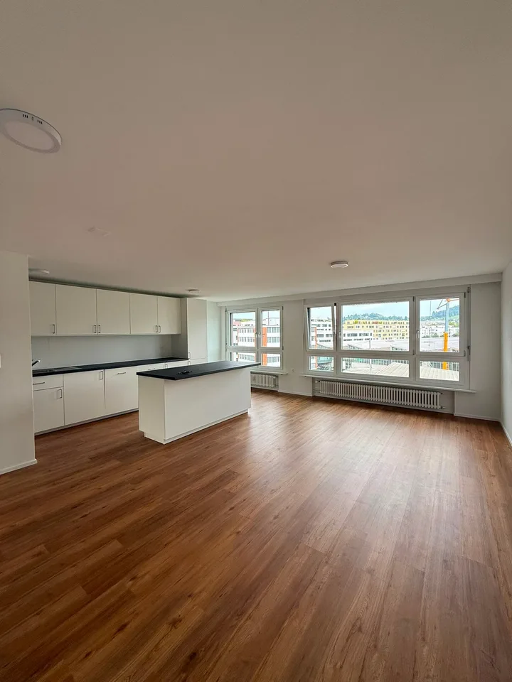 Kernsanierte und helle 4.5-Zimmer-Wohnung mit Balkon und schöner Aussicht in Luzern