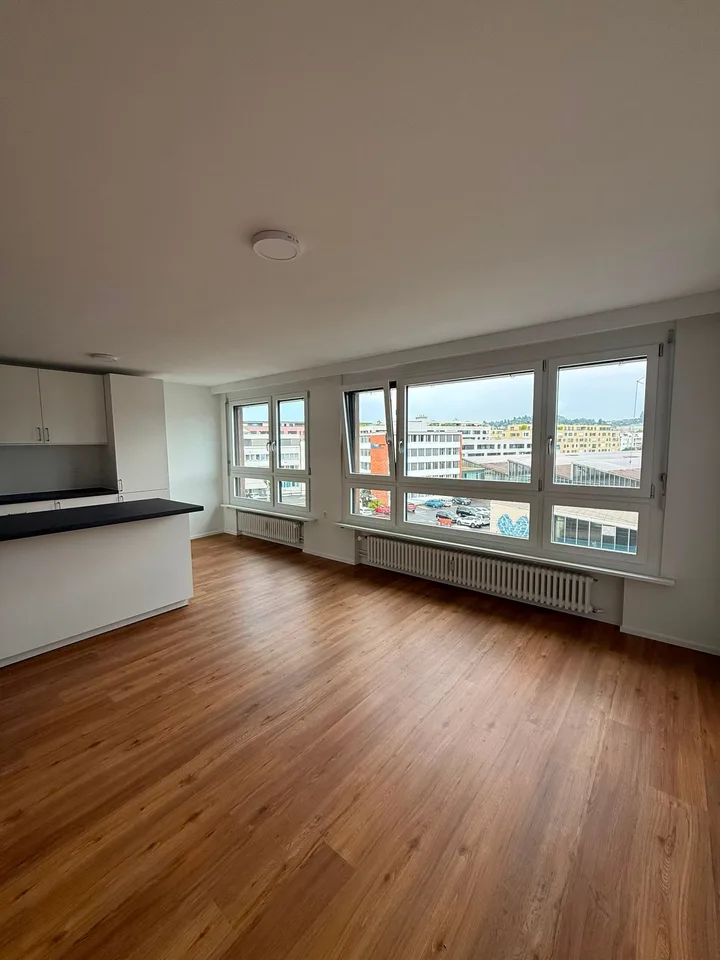 Appartement rénové et lumineux de 4,5 pièces avec balcon et belle vue à Lucerne