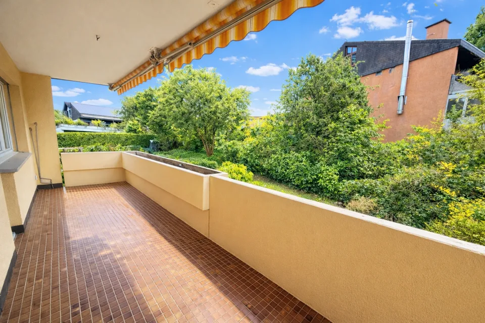 CHARMANTE, GROSSZÜGIGE MAISONETTEWOHNUNG MIT BALKON IM GRÜNEN