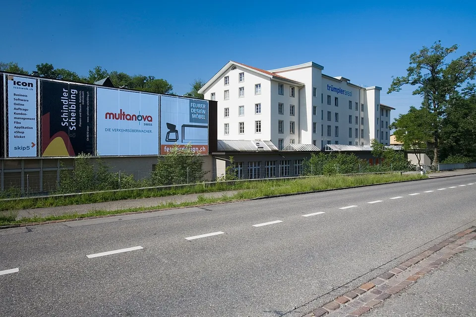 Spazio commerciale e al dettaglio in un edificio storico – Aathalstrasse 84, Uster