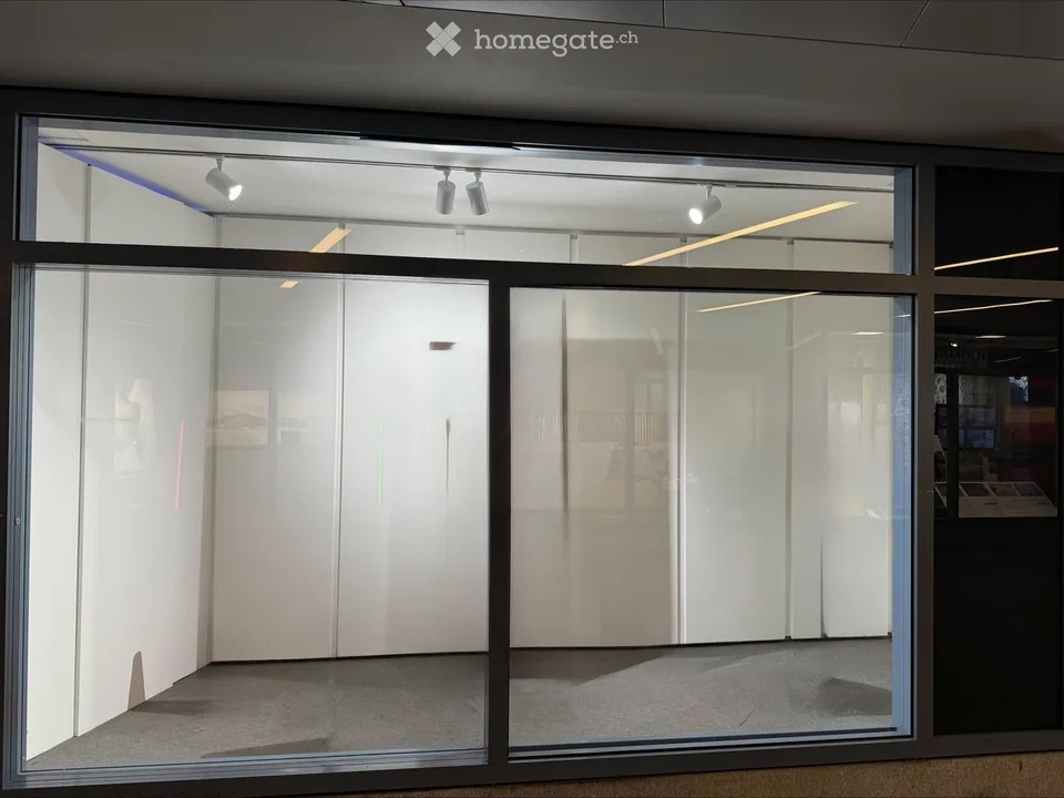 attraktives Schaufenster in der Unterführung Metalli Zentrum