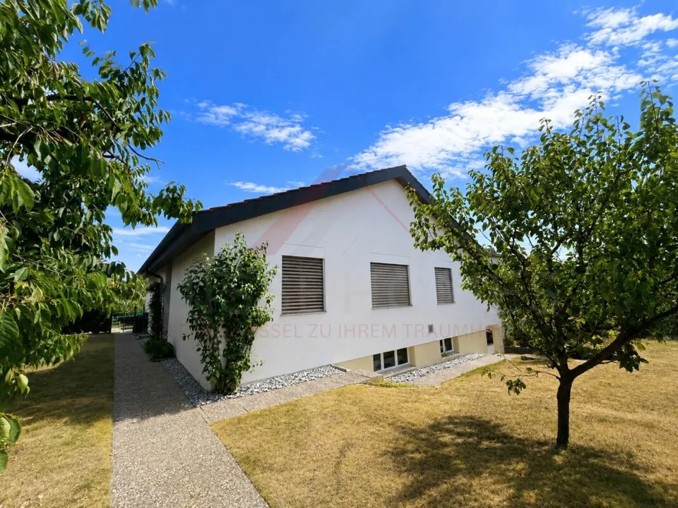 Maison de famille charmante de 5,5 pièces avec vue sur les Alpes, grand jardin et potentiel de développement à Stetten AG