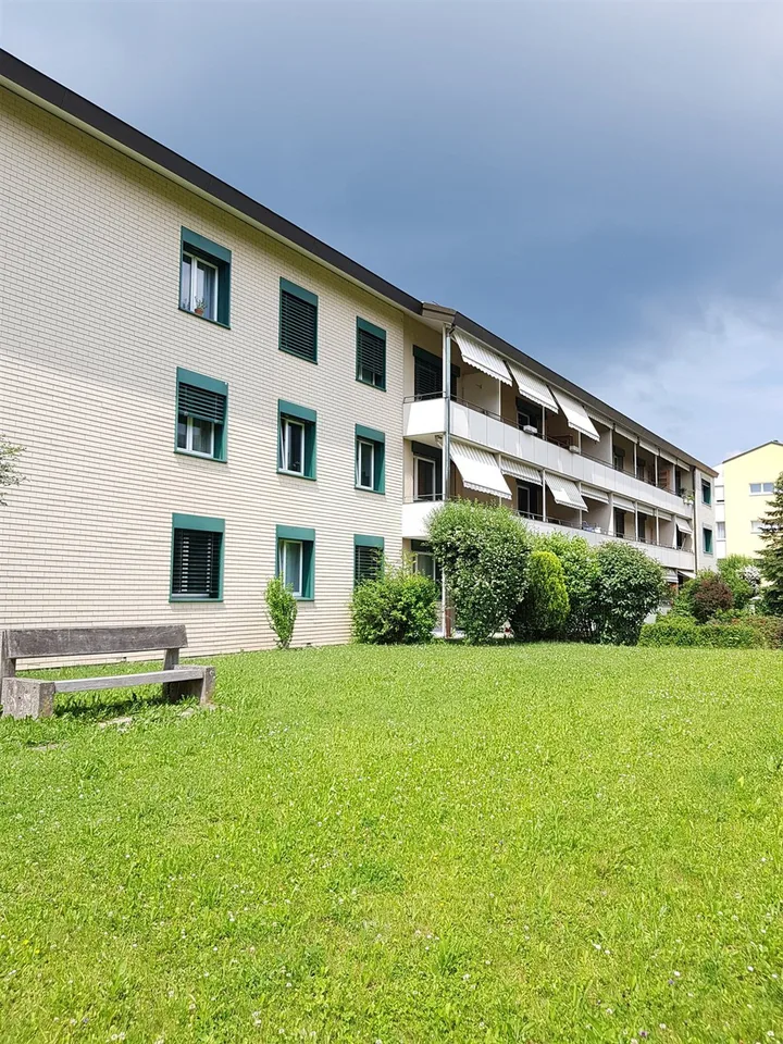 Wohnung mit herrlichem grünen Umschwung  !