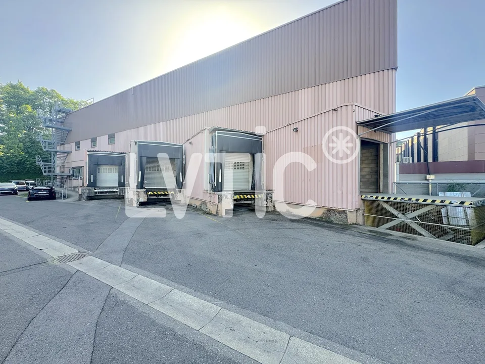 Dépôt, bureau, atelier de 469 m2 à louer à St-Légier