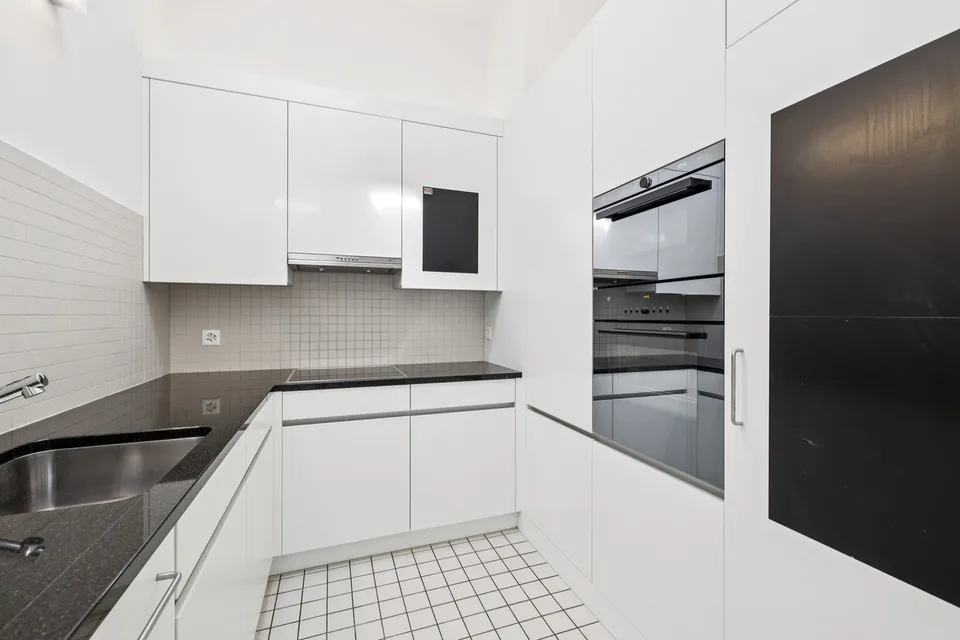 Contemporänes Triplex in Halbetagen mit Loggia, unabhängigem Studio