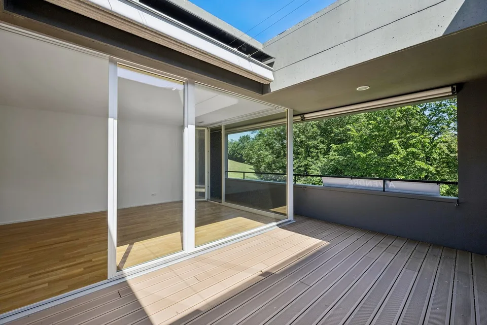 Contemporänes Triplex in Halbetagen mit Loggia, unabhängigem Studio