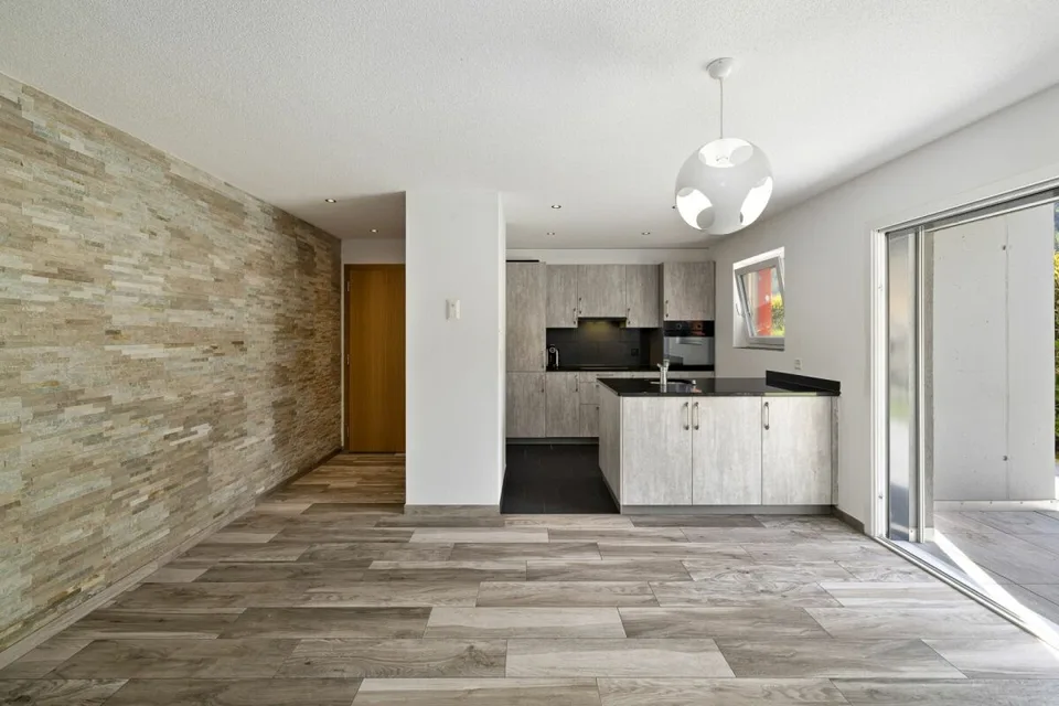Ampio appartamento di 3 locali con 1/2 piano a livello del giardino di 107 m²