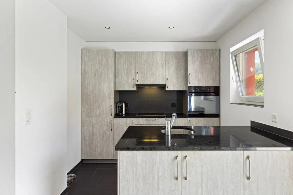 Ampio appartamento di 3 locali con 1/2 piano a livello del giardino di 107 m²