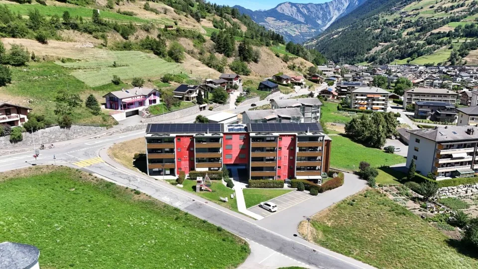 Ampio appartamento di 3 locali con 1/2 piano a livello del giardino di 107 m²