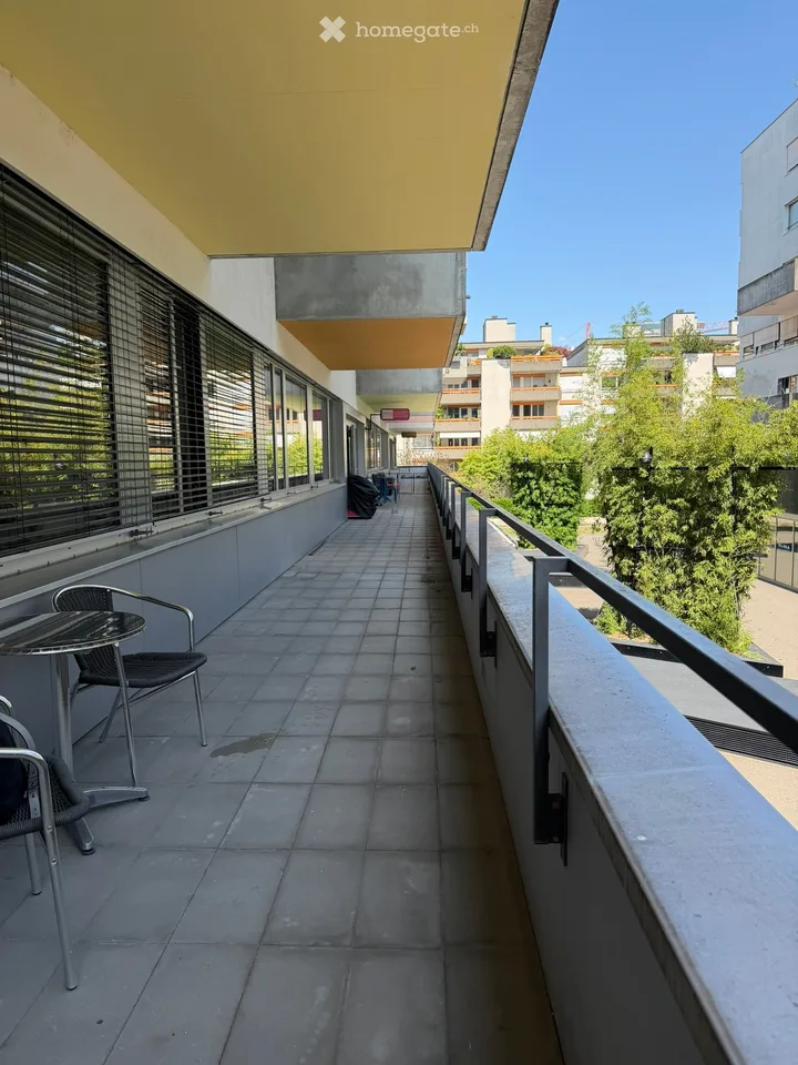 Ufficio moderno su Flüelastrasse a Zürich-Albisrieden