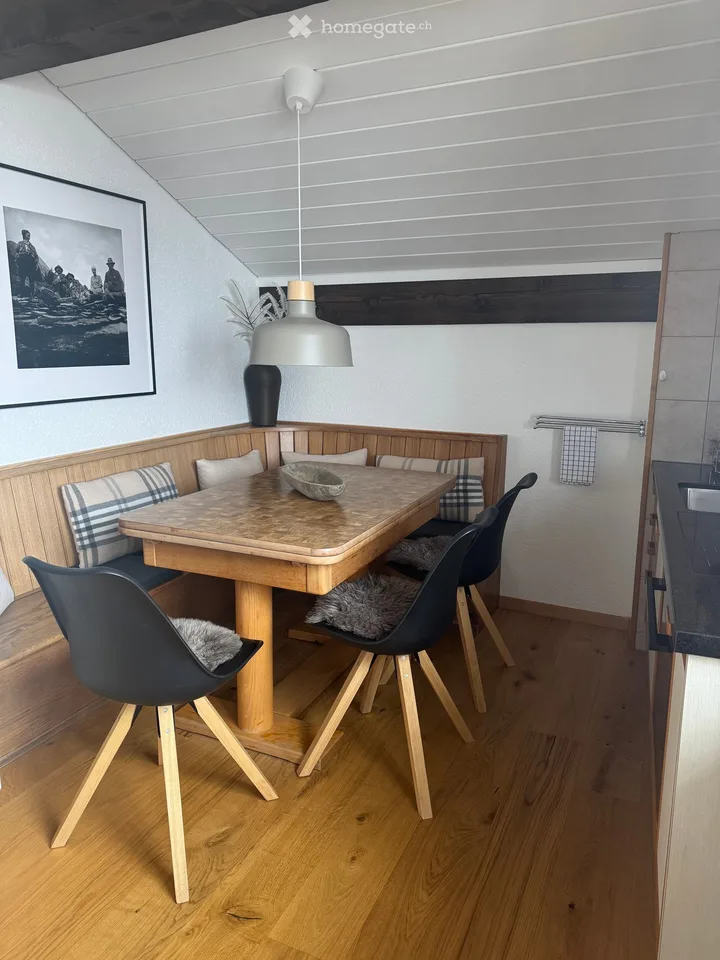 Charmant appartement 4,5 pièces dans un immeuble ancien avec vue sur les montagnes à Morissen