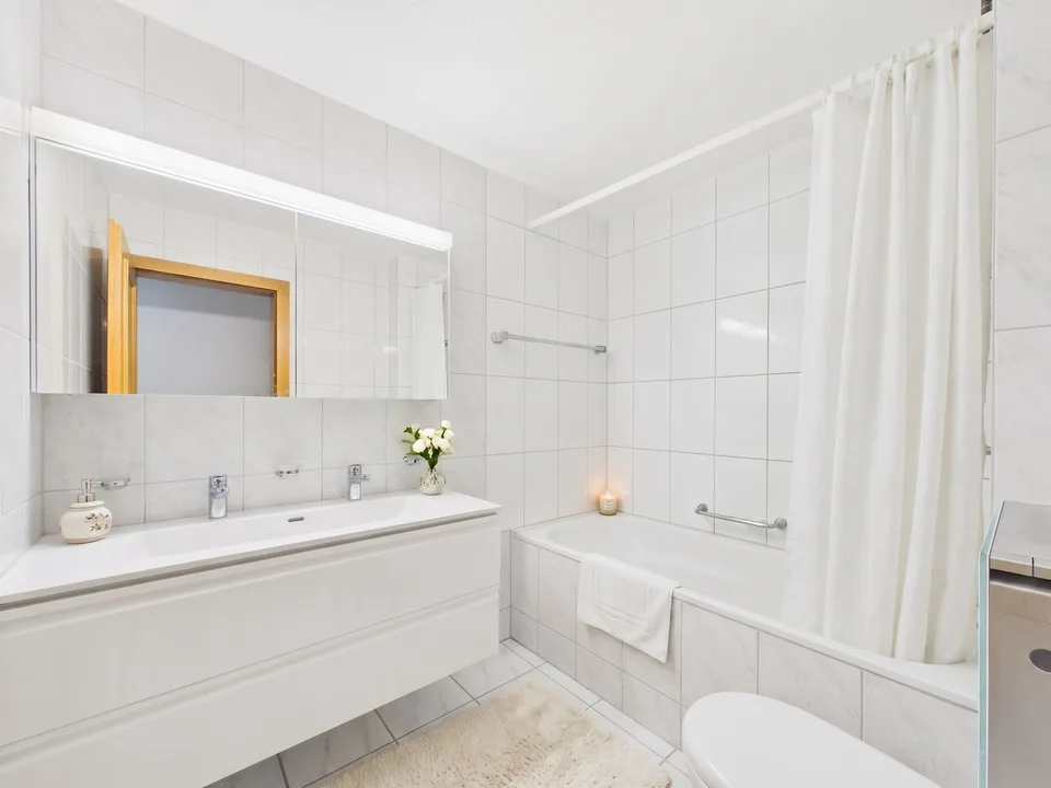 Moderne und lichtdurchflutete Wohnung mit Balkon in Schwaderloch – Foto 7 von 13