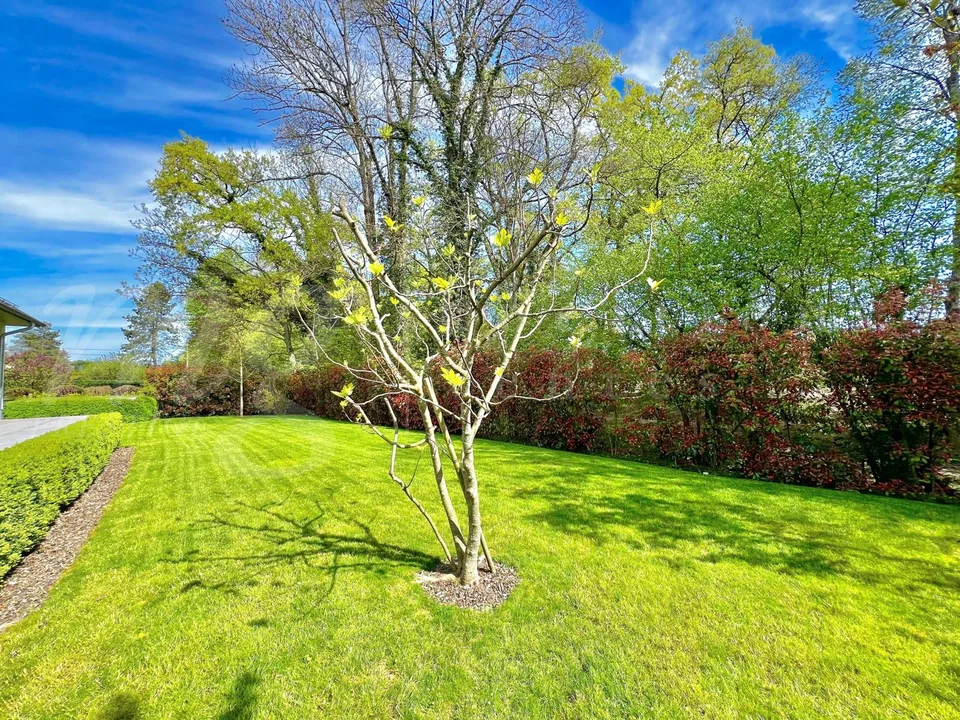SUPERBES UND GROßES HAUS MIT 10 ZIMMERN - 350 m2 - HPE - GARTEN MIT 1100 m2 UND GROßEM AUßEN-JACUZZI
