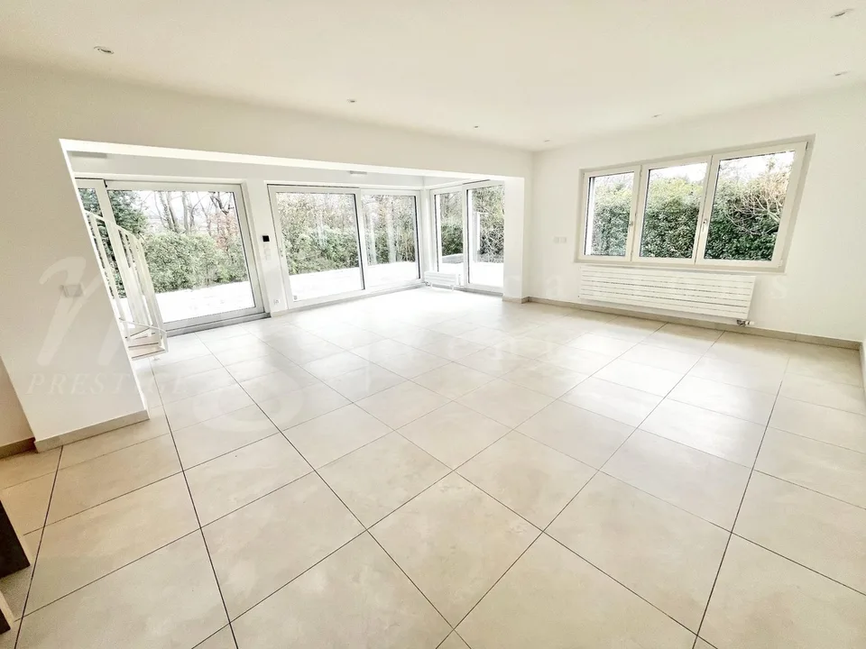 SUPERBES UND GROßES HAUS MIT 10 ZIMMERN - 350 m2 - HPE - GARTEN MIT 1100 m2 UND GROßEM AUßEN-JACUZZI