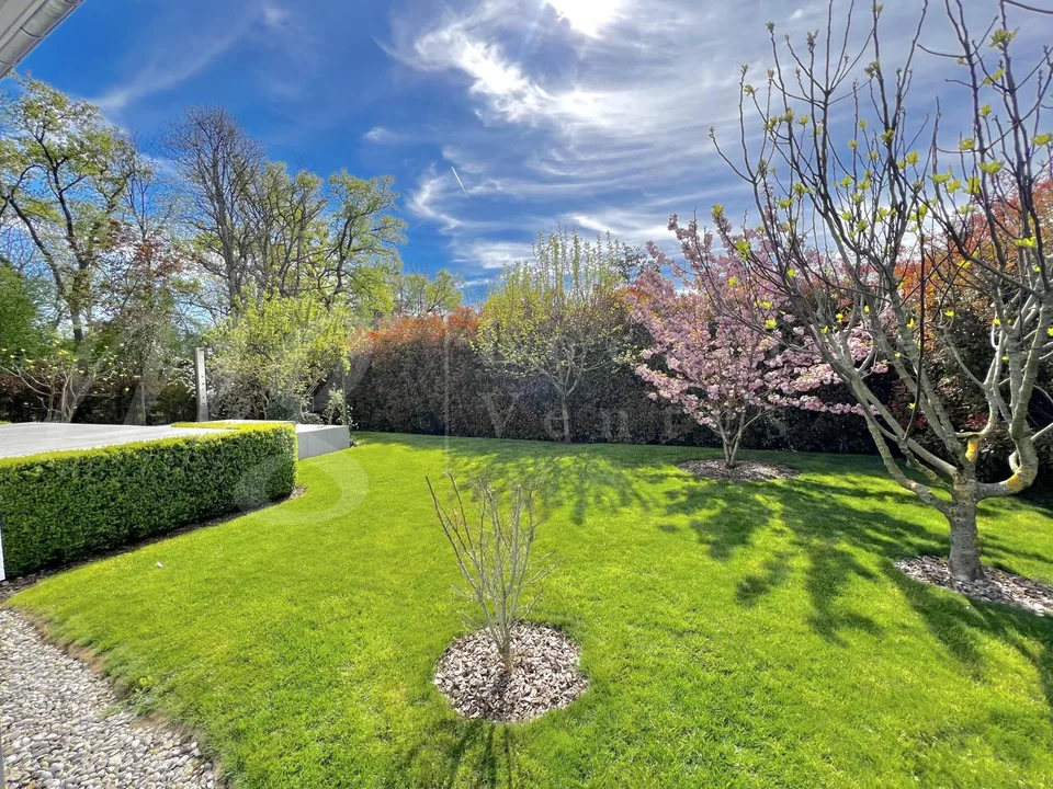 SUPERBES UND GROßES HAUS MIT 10 ZIMMERN - 350 m2 - HPE - GARTEN MIT 1100 m2 UND GROßEM AUßEN-JACUZZI