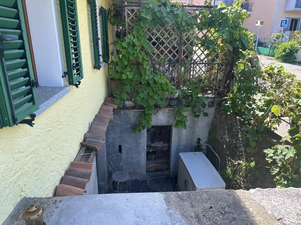 Ticino house on the Artore hill in Bellinzona renovated, with studio and garden