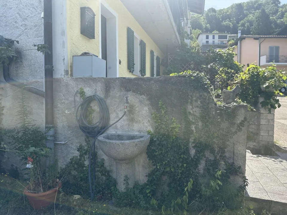 Ticino house on the Artore hill in Bellinzona renovated, with studio and garden