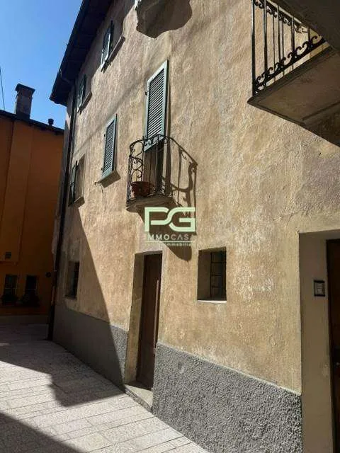 Casa plurifamiliare di nucleo vicino al lago in vendita