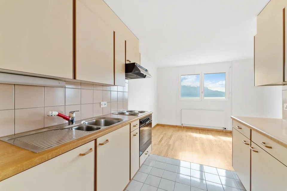 Am 6. Stock mit Balkon und außergewöhnlicher Aussicht auf den See
