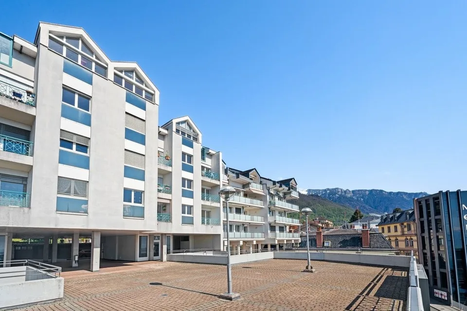 Am 6. Stock mit Balkon und außergewöhnlicher Aussicht auf den See