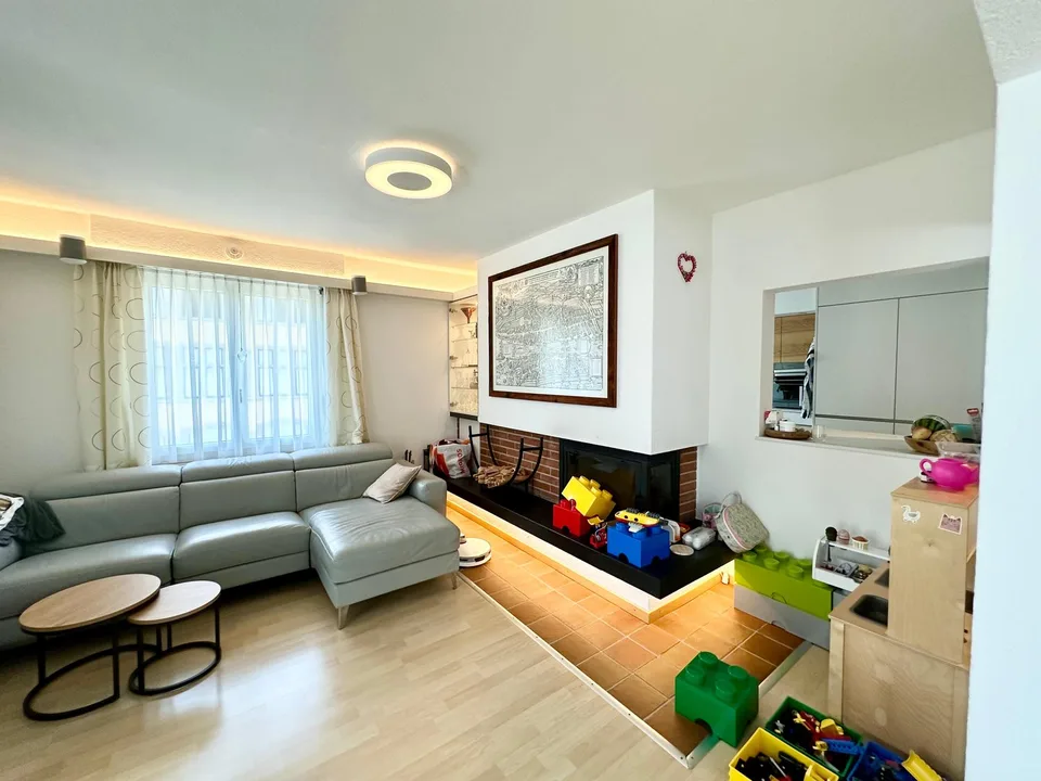 Charmant appartement 4 pièces dans un immeuble ancien avec balcon à Zürich-Oerlikon