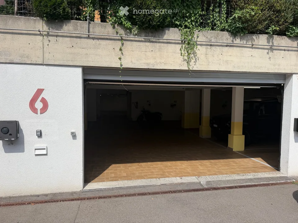 Posto auto in garage sotterraneo con stazione di ricarica E