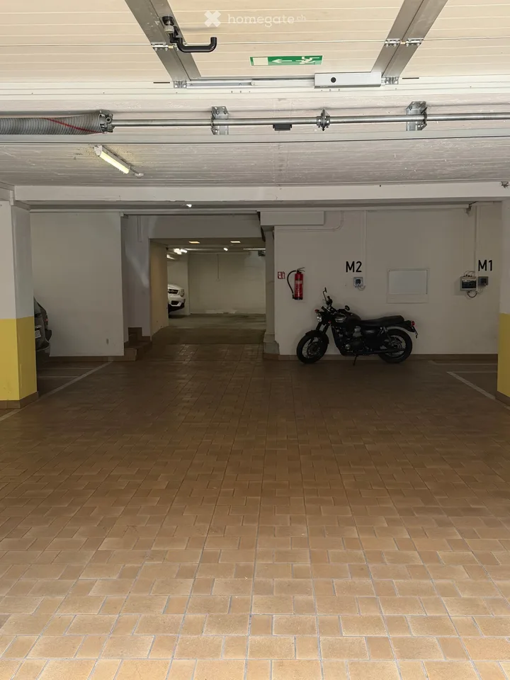 Posto auto in garage sotterraneo con stazione di ricarica E