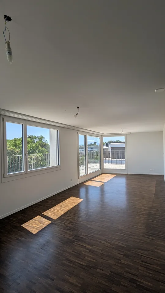 Luminoso appartamento di 4 locali con balcone e vista lago e montagne
