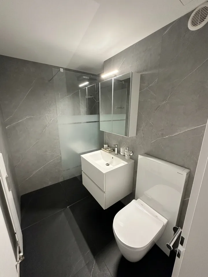 Studio Moderno con Balcone – Ideale per le Vacanze & l'Investimento