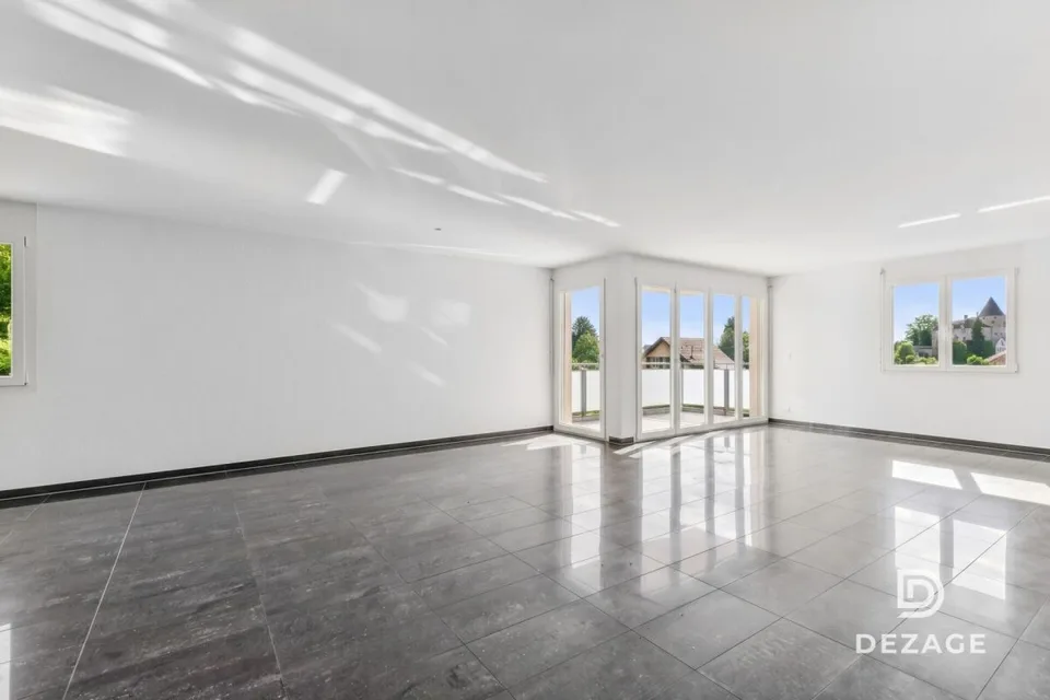 Große Familienwohnung mit überdachtem Balkon und Blick auf das Schloss Oron!