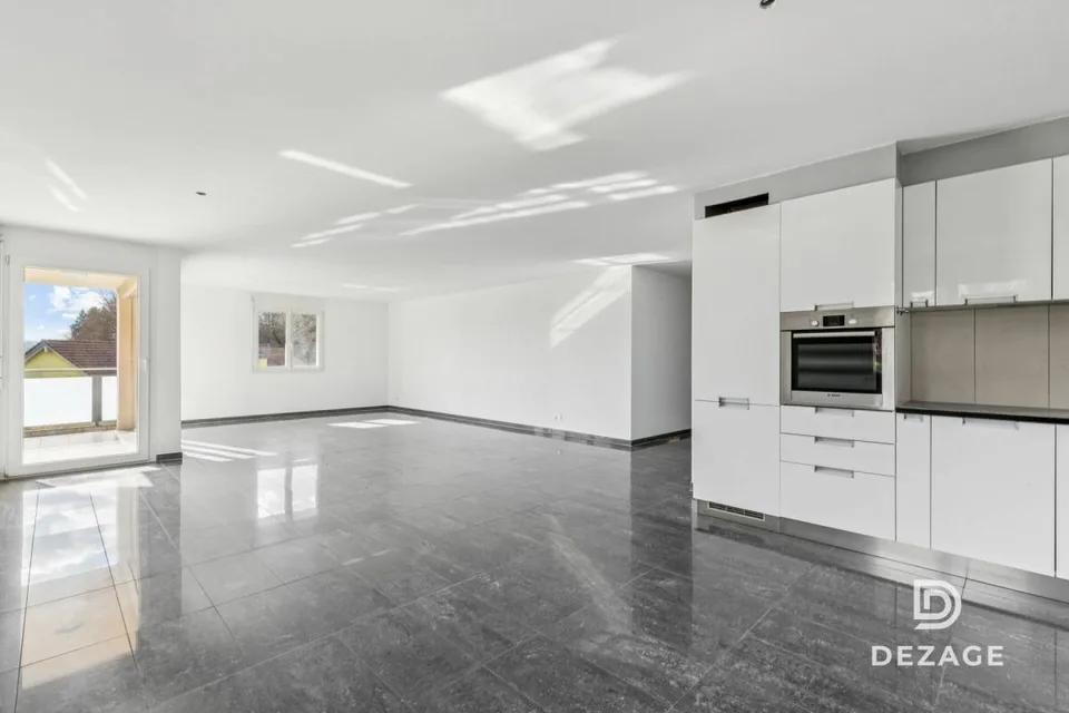 Große Familienwohnung mit überdachtem Balkon und Blick auf das Schloss Oron!