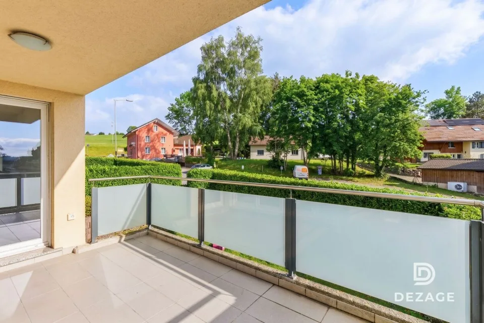 Große Familienwohnung mit überdachtem Balkon und Blick auf das Schloss Oron!