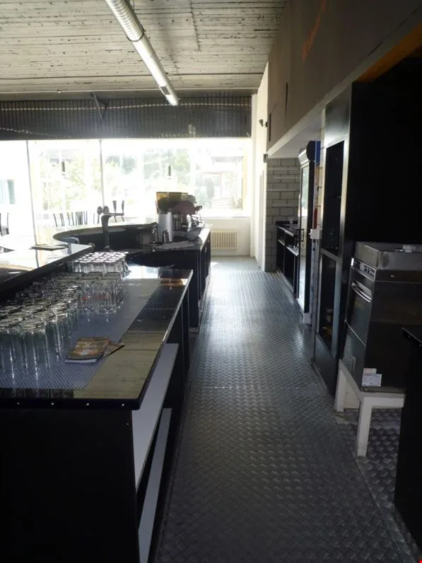 Superfici commerciali attraenti, locali professionali polivalenti in una posizione molto frequentata – foto 7 di 7