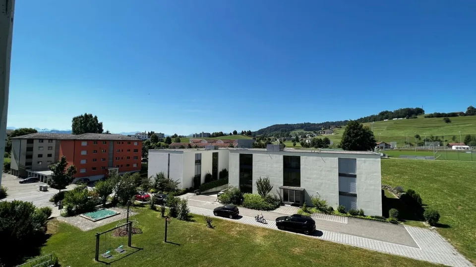 charmante 3.5 Zi.-Dachwohnung mit Blick ins Grüne